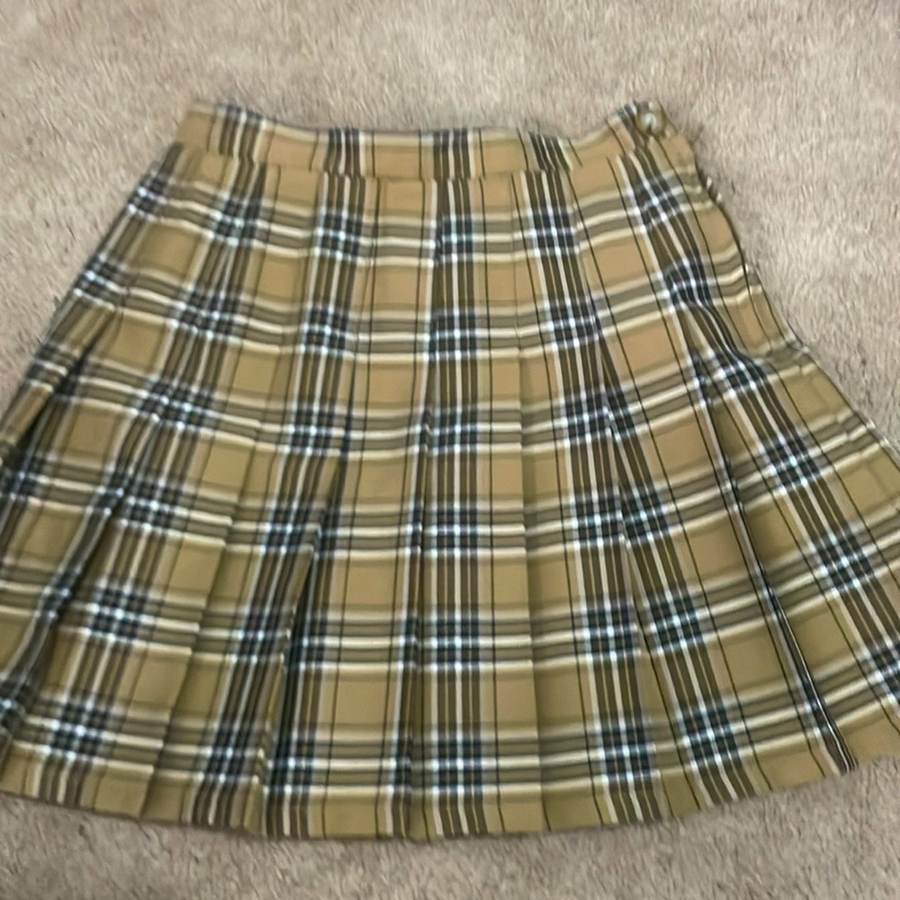 pleated tan skirt